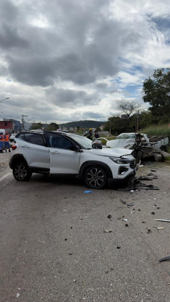 Acidente entre carros deixa morto e ferido na Via Expressa de Contagem - Foto: Divulgação/CBMMG