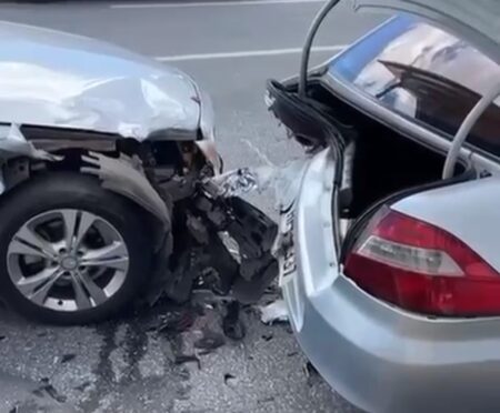 Idoso fica ferido após ser prensado entre carros na Avenida Cristiano Machado, em BH - Foto: Reprodução/Redes Sociais