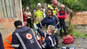 Morre menino de 5 anos soterrado após desabamento em Sabará Morre menino de 5 anos soterrado após desabamento em Sabará - Foto: Divulgação/Corpo de Bombeiros