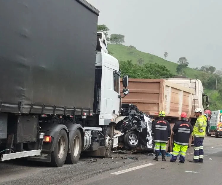 Duas pessoas morrem após carro ser prensado por carretas na Rodovia Fernão Dias Duas pessoas morrem após carro ser prensado por carretas na Rodovia Fernão Dias - Foto: Reprodução/Redes Sociais