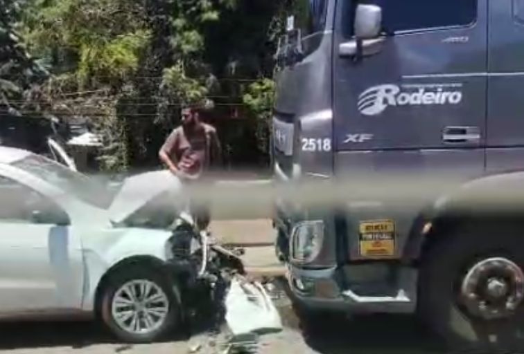 Batida frontal entre carro e carreta interdita parcialmente a BR-381, em Sabará Batida frontal entre carro e carreta interdita parcialmente a BR-381, em Sabará - Foto: Reprodução/Redes Sociais