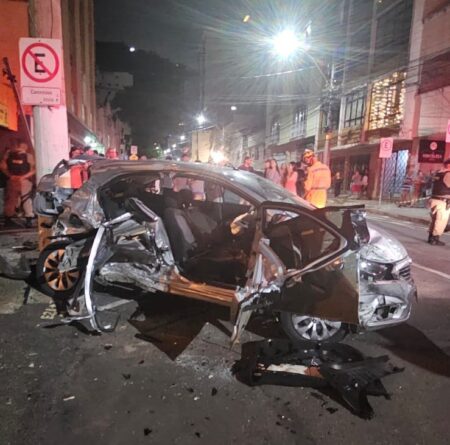 Acidente entre ônibus de turismo e dois carros deixa 14 feridos em Juiz de Fora Acidente entre ônibus de turismo e dois carros deixa 14 feridos em Juiz de Fora - Foto: Divulgação/CBMMG