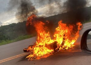 VÍDEO: Moto sem placa pega fogo após acidente na BR-040, em Congonhas VÍDEO: Moto sem placa pega fogo após acidente na BR-040, em Congonhas - Foto: Reprodução