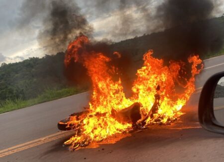 VÍDEO: Moto sem placa pega fogo após acidente na BR-040, em Congonhas VÍDEO: Moto sem placa pega fogo após acidente na BR-040, em Congonhas - Foto: Reprodução