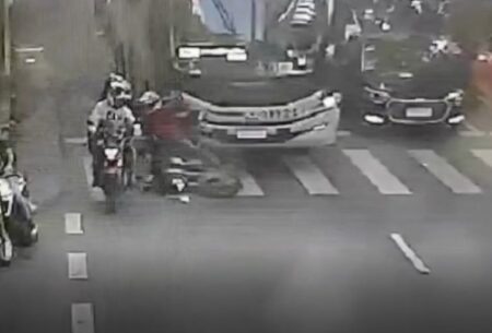 Motociclista e garupa são arrastados por ônibus na Avenidas Getúlio Vargas, em BH - Foto: Reprodução