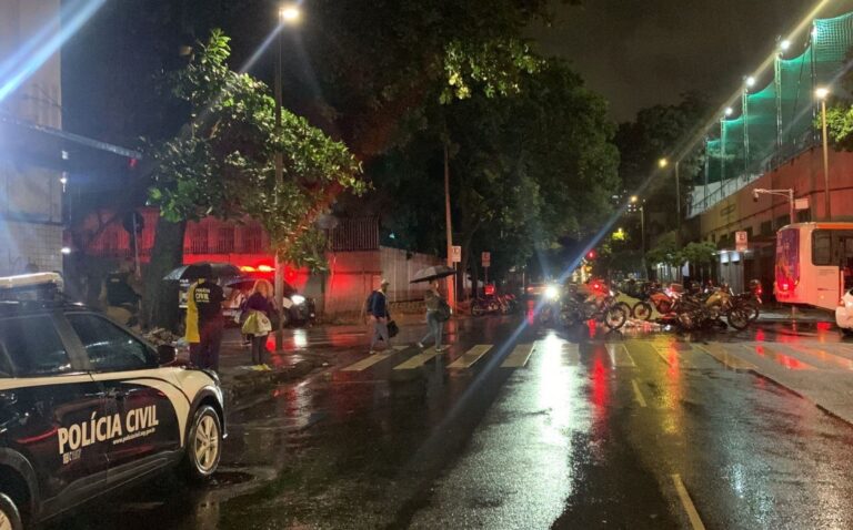 Motociclista morre após ser atropelado por ônibus no Centro de BH - Foto: Divulgação/PMMG