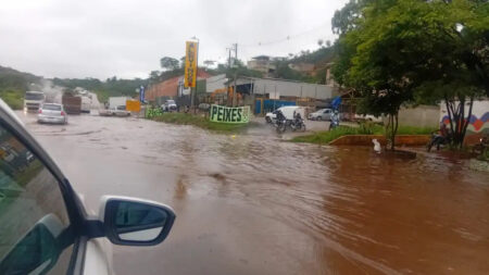 Alagamento provoca caos e longos congestionamentos na BR-381 em Sabará - Foto: Reprodução