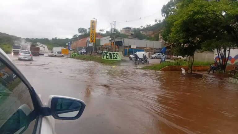 Alagamento provoca caos e longos congestionamentos na BR-381 em Sabará Alagamento provoca caos e longos congestionamentos na BR-381 em Sabará - Foto: Reprodução