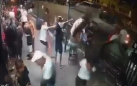 Ataque a tiros deixa um morto e sete pessoas feridas em bar de Ibirité Ataque a tiros deixa um morto e sete pessoas feridas em bar de Ibirité - Foto: Reprodução/Câmera de segurança