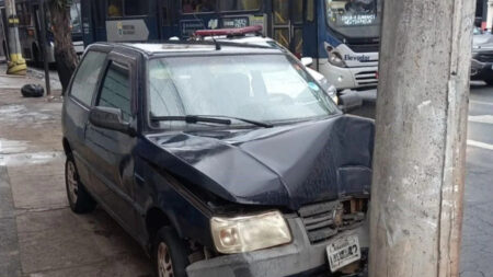 Carro bate em poste na Avenida Pedro II e motorista é socorrida em BH - Foto: Divulgação/Corpo de Bombeiros
