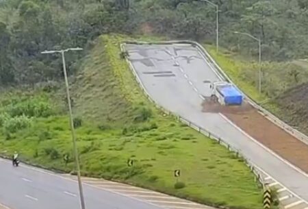 Caminhão com 17 toneladas usa área de escape no Anel Rodoviário, em BH - Foto: Divulgação/BHTrans