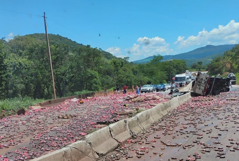 Carreta tomba, derrama carga de derrama carga e interdita Fernão Dias, na Grande BH - Foto: Reprodução/Redes Sociais