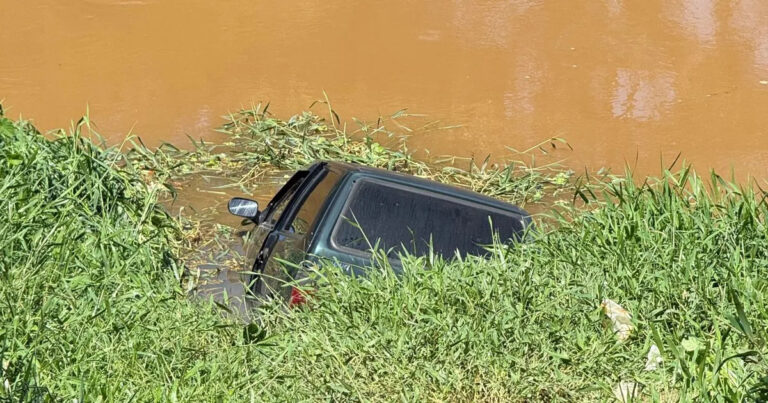 Corpo é encontrado dentro de carro parcialmente submerso em rio na Grande BH - Foto: Reprodução/Redes Sociais