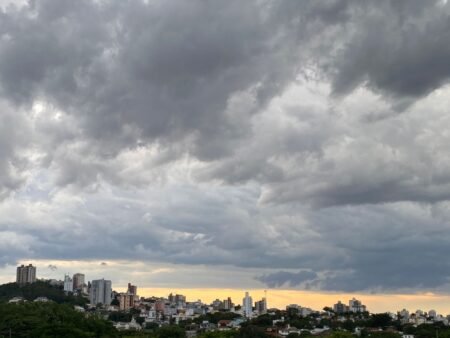 BH tem alerta para chuva com raios e ventos fortes BH tem alerta para chuva com raios e ventos fortes - Foto: Por Dentro de Minas