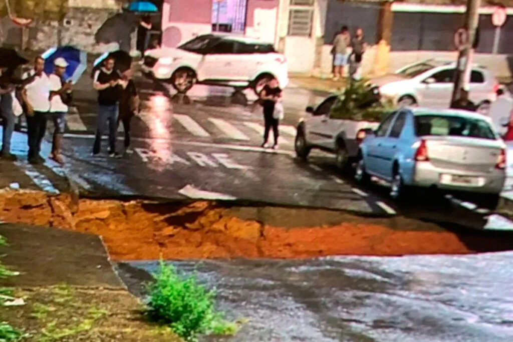 Chuva de mais de 100 mm deixa moradores ilhados e abre crateras em Juiz de Fora - Foto: Reprodução