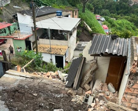 Desabamento de casa atinge três crianças e dois adultos na Grande BH - Foto: Divulgação/CBMMG