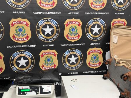 Passageira é presa com cocaína escondidos em mala no Aeroporto de Confins - Foto: Divulgação/PF