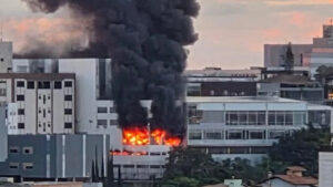 Funcionários são evacuados por escada após fogo em prédio na Avenida Raja Gabaglia, em BH - Foto: Reprodução/Redes Sociais