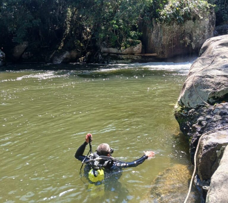 Homem morre afogado ao tentar salvar filha em cachoeira de Passa Quatro - Foto: Divulgação/CBMMG