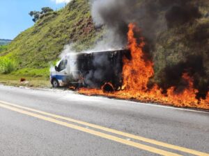 Incêndio destrói ambulância da EPR durante atendimento na MG-290, em Ouro Fino - Foto: Divulgação/CBMMG