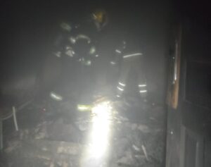 Incêndio atinge residência após discussão entre irmãos no Alto Vera Cruz, em BH - Foto: Divulgação/CBMMG