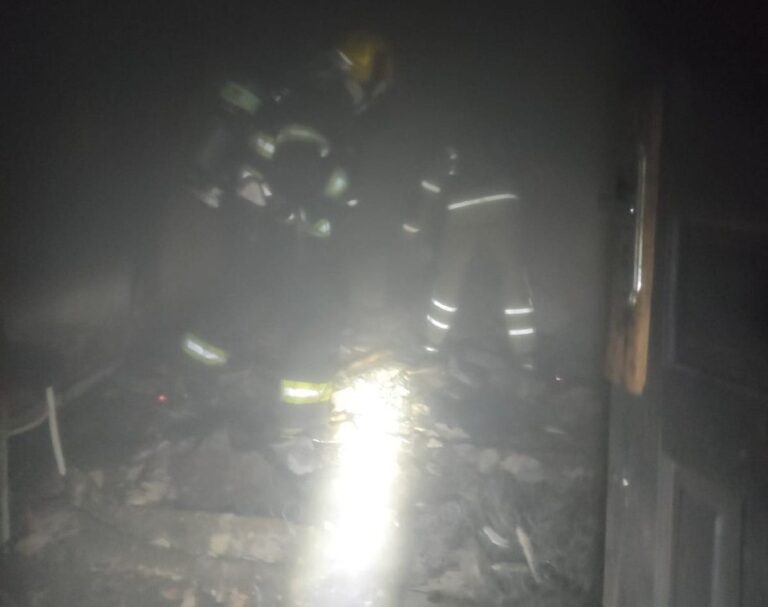 Incêndio atinge residência após discussão entre irmãos no Alto Vera Cruz, em BH - Foto: Divulgação/CBMMG