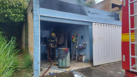 Incêndio em casa mata uma pessoa em Betim - Foto: Divulgação/Corpo de Bombeiros