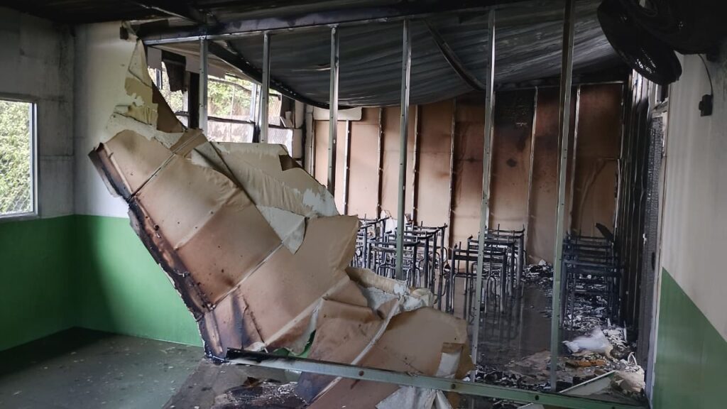 Incêndio danifica telhado e salas de escola estadual em Taquaraçu de Minas - Foto: Divulgação/CBMMG