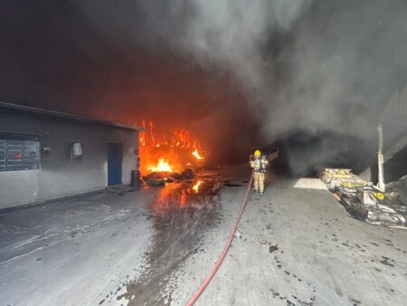Incêndio de grandes proporções atinge galpões em Betim - Foto: Divulgação/CBMMG