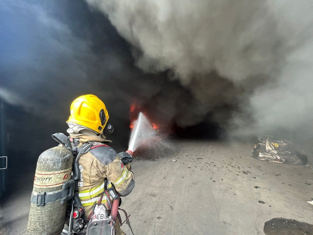 Incêndio de grandes proporções atinge galpões em Betim