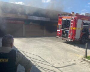 Incêndio atinge três lojas na Avenida Portugal, em BH Incêndio atinge três lojas na Avenida Portugal, em BH - Foto: Divulgação/CBMMG