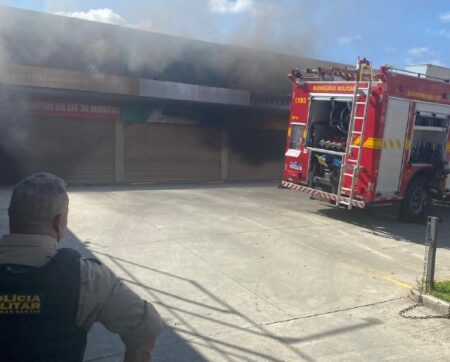 Incêndio atinge três lojas na Avenida Portugal, em BH - Foto: Divulgação/CBMMG