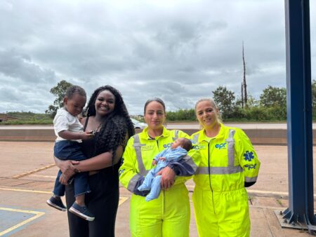 ‘Maravilhosos’, afirma mãe ao reencontrar equipe que ajudou no parto do filho em ambulância na BR-040 'Maravilhosos', afirma mãe ao reencontrar equipe que ajudou no parto do filho em ambulância na BR-040 - Foto: Divulgação/EPR Via Mineira