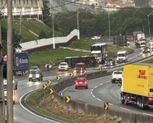 Micro-ônibus tomba e deixa três feridos na Rodovia Fernão Dias, em Extrema - Foto: Reprodução/Redes Sociais