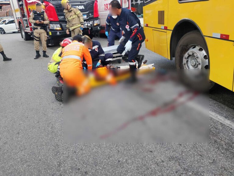 Mulher sofre ferimentos graves após ser atropelada por ônibus em Contagem Mulher sofre ferimentos graves após ser atropelada por ônibus em Contagem - Foto: Divulgação/CBMMG