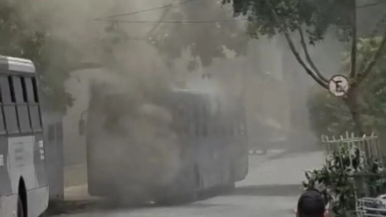 Ônibus pega fogo no bairro Sion, em BH Ônibus da linha 9105 pega fogo no bairro Sion, em BH - Foto: Reprodução