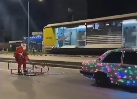 Papai Noel “surfa” em trenó improvisaado na Cristiano Machado, em BH, e cena viraliza - Foto: Reprodução