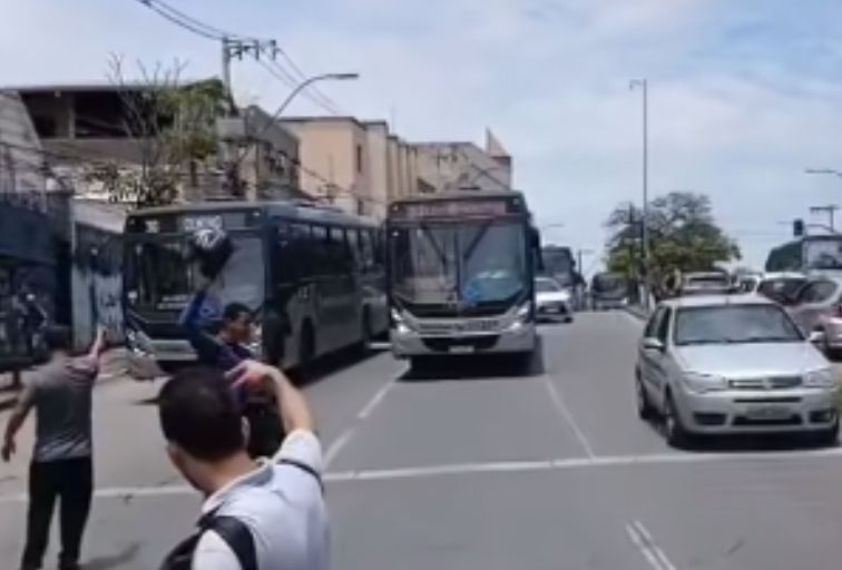 Motorista de ônibus fazem protesto e fecha Avenida Amazonas, em BH Motorista de ônibus fazem protesto e fecha Avenida Amazonas, em BH - Foto: Reprodução/Redes Sociais