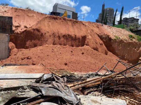 Dois trabalhadores ficam feridos após queda de muro em Passos - Foto: Divulgação/CBMMG