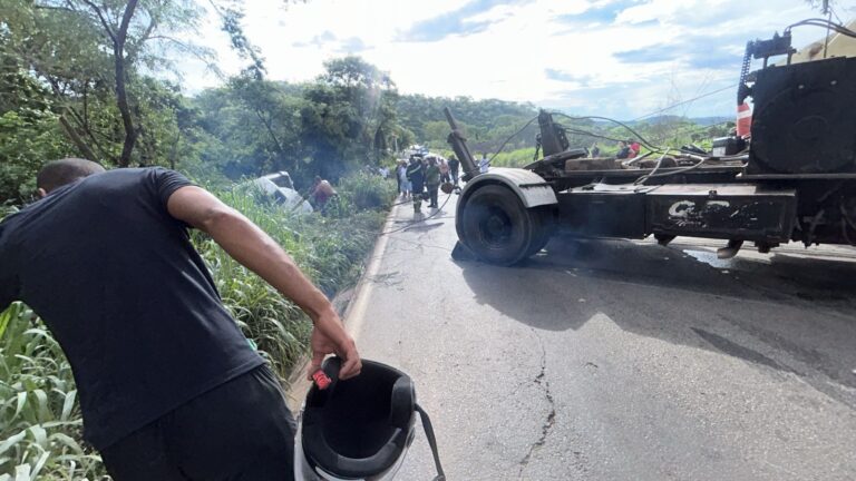 Remoção de carreta interdita completamente BR-381, em Sabará, e complica trânsito - Foto: Reprodução/Redes Sociais