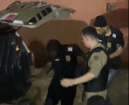 Vídeos mostram suspeitos com blusas da PCMG e armas de ataque em BH Vídeos mostram prisão de suspeitos com blusas da PCMG e armas apreendidas após ataque no Barreiro - Foto: Reprodução