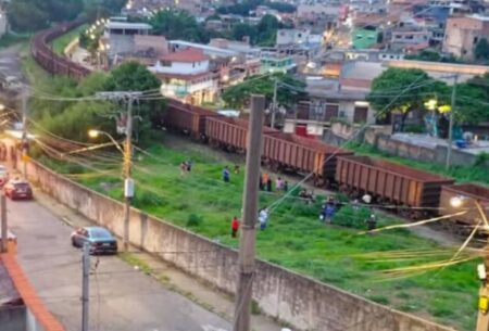 Mulher é atropelada por trem e socorrida em estado grave no Barreiro, em BH Mulher é atropelada por trem e socorrida em estado grave no Barreiro, em BH - Foto: Reprodução/Redes Sociais