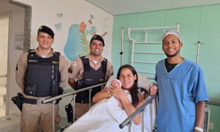 Bebê nasce dentro de carro na Avenida Pedro II, em BH - Foto: Divulgação/PMMG