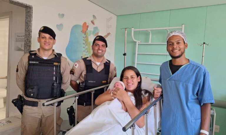 Bebê nasce dentro de carro na Avenida Pedro II, em BH - Foto: Divulgação/PMMG