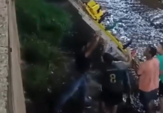 Homem cai em córrego ao tentar tirar selfie e é resgatado em Santa Vitória Homem cai em córrego ao tentar tirar selfie e é resgatado em Santa Vitória - Foto: Reprodução