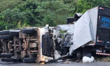 Colisão frontal entre caminhões mata dois motoristas na MGC-265, em Mercês - Foto: Reprodução