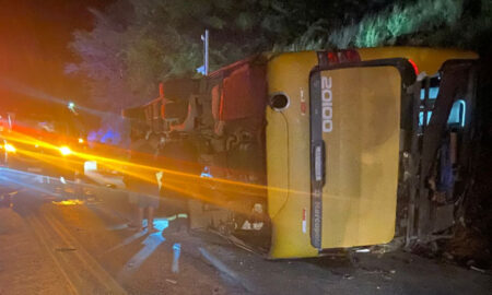 Ônibus que capotou e matou cinco pessoas na BR-251 era clandestino e acumulava mais de 30 autuações - Foto: Divulgação/Corpo de Bombeiros