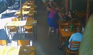 Homem tem colar arrancado do pescoço em restaurante na Pampulha, em BH - Foto: Reprodução