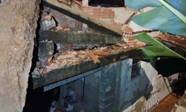 Desabamento de muro atinge residência em Poços de Caldas - Foto: Divulgação/Corpo de Bombeiros