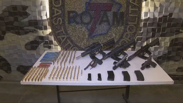 Motorista de aplicativo é presa com fuzis, granadas e pistolas em BH - Foto: Divulgação/Polícia Militar